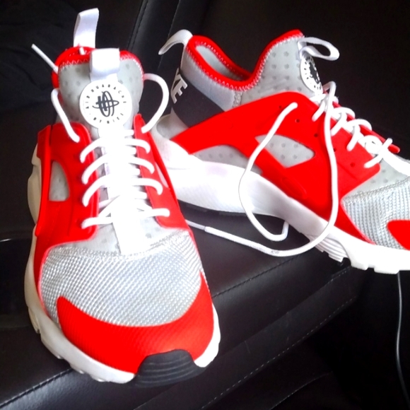 Nike Shoes - HUARACHE EUC SIZE 8 women....